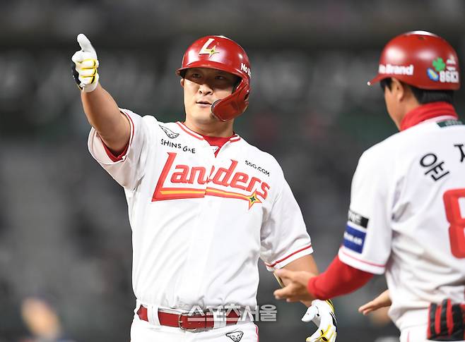 SSG 하재훈이 26일 인천 SSG랜더스필드에서 열린 2025 KBO리그 롯데와 경기 8회말 1사 1-3루 상황에서 롯데 김상수를 상대로 1타점 적시타를 친 뒤 세리머니를 하고 있다. 문학 | 박진업 기자 upandup@sportsseoul.com