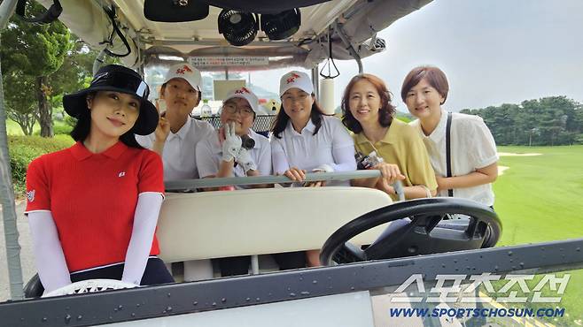 김하늘 프로와 김선영, 양채연 선수의 1조. SKT가 이번 대회 처음으로 가족, 팬들을 위한 동반 카트를 도입해 김선영과 양채연 어머니가 딸들의  경기를 지켜보며 직관 응원의 행복을 맛봤다.