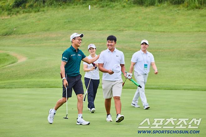 엄재웅 프로와 2조에서 함께 플레이한 고등 골퍼 허도경이 첫 우승컵을 들어올렸다. 엄재웅 프로님의 응원 덕분에 우승할 수 있었다며 감사를 표했다.  사진제공=SKT스포츠단