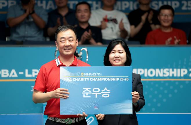 2025~2026시즌 프로당구 3차투어 '올바른 생활카드 NH농협카드 PBA-LPBA 채리티 챔피언십' PBA 결승전에서 준우승을 차지한 엄상필이 이민경 NH농협카드 사장과 기념 촬영을 하고 있다. 사진제공=PBA