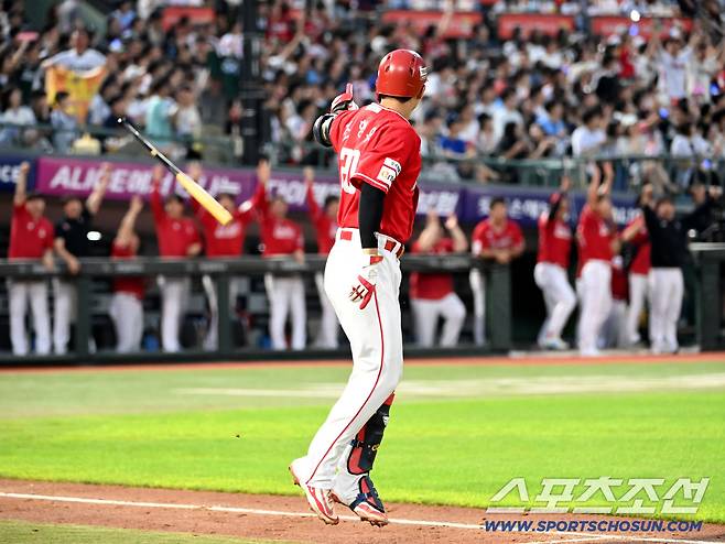 10일 부산 사직야구장에서 열린 SSG와 롯데의 경기, 4회초 2사 1,3루 조형우가 3점홈런을 치고 배트를 내던지며 환호하고 있다. 부산=허상욱 기자wook@sportschosun.com/2025.08.10/