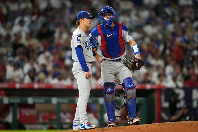 야마모토 요시노부가 5회 위기에 봉착하자 포수 윌 스미스 다가가 이야기를 나누고 있다. Imagn Images연합뉴스