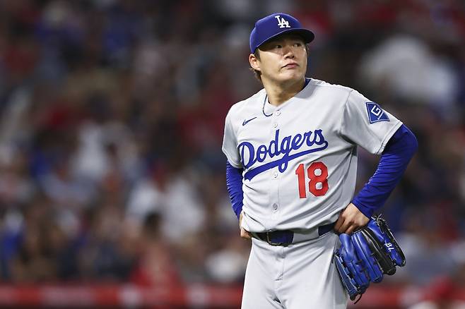 야마모토 요시노부가 0-6으로 뒤진 5회 투구 도중 교체돼 마운드를 내려가고 있다. AP연합뉴스