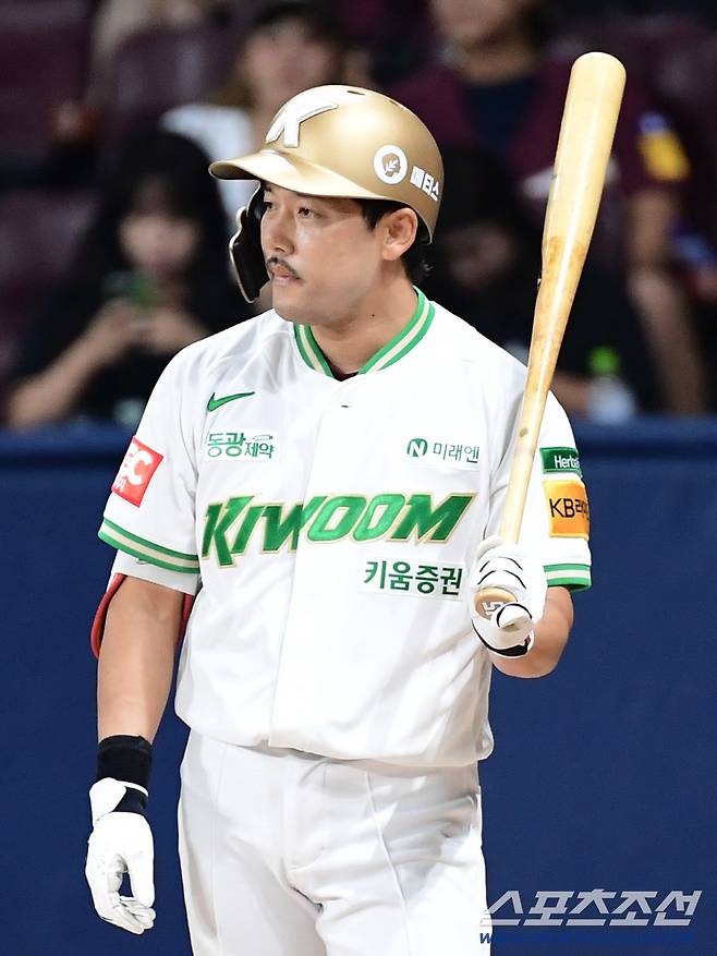 23일 서울 고척스카이돔에서 열린 키움과 롯데의 주중 3연전 두 번째 경기. 타격하는 키움 이용규. 고척=송정헌 기자songs@sportschosun.com/2025.07.23/