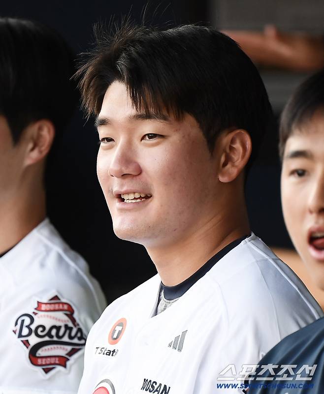 12일 서울 잠실구장에서 열린 NC-두산전. 군 제대 후 팀에 복귀한 안재석이 더그아웃에서 미소짓고 있다. 잠실=정재근 기자 cjg@sportschosun.com/2025.8.12/