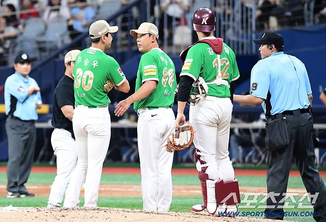 10일 고척스카이돔에서 열린 키움과 두산의 경기. 9회초 2사 2루. 몸 불편함 호소하며 자진 강판하는 키움 마무리 주승우. 고척=송정헌 기자songs@sportschosun.com/2025.08.10/