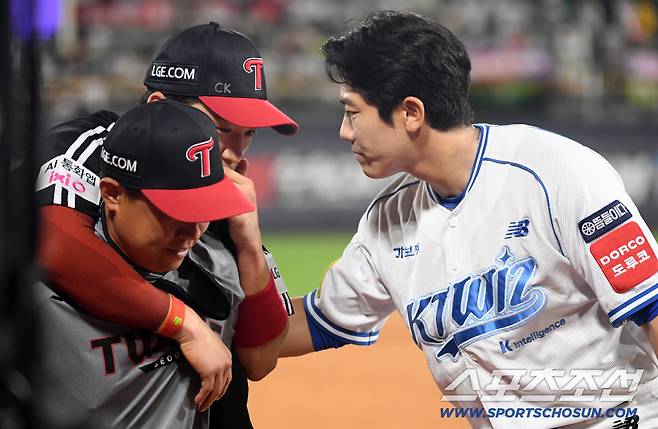 12일 수원KT위즈파크에서 열린 KBO리그 KT 위즈와 LG 트윈스의 경기. 8회말 2사 1,2루 KT 오윤석 타구를 잡기 위해 몸을 던졌던 LG 중견수 박해민이 부상을 당한 뒤 교체되고 있다. 수원=박재만 기자 pjm@sportschosun.com/2025.08.12/