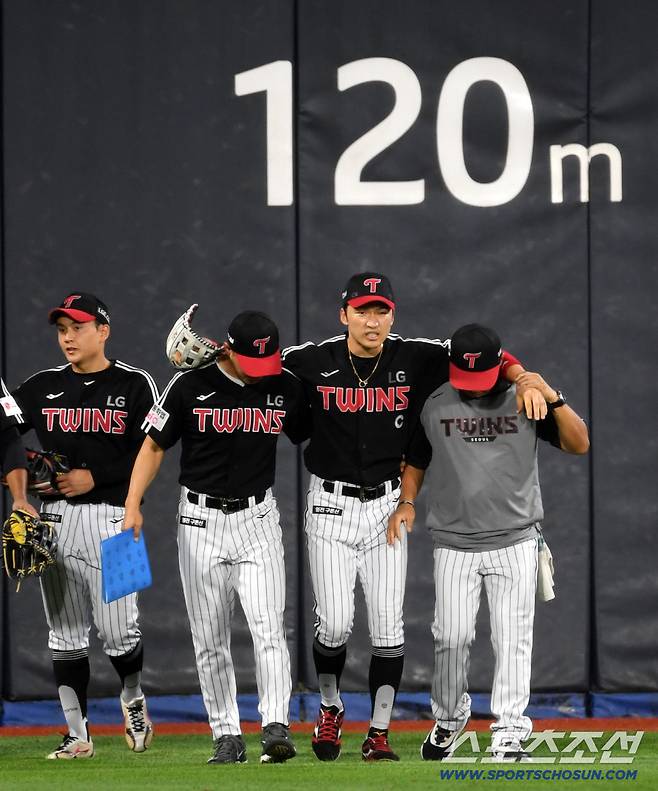 12일 수원KT위즈파크에서 열린 KBO리그 KT 위즈와 LG 트윈스의 경기. 8회말 2사 1,2루 KT 오윤석 타구를 잡기 위해 몸을 던졌던 LG 중견수 박해민이 부상을 당한 뒤 교체되고 있다. 수원=박재만 기자 pjm@sportschosun.com/2025.08.12/