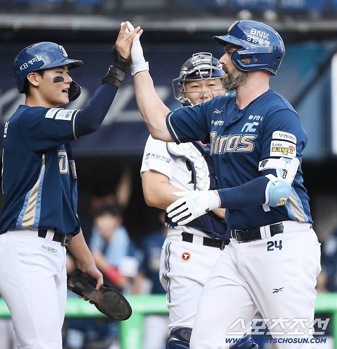 12일 서울 잠실구장에서 열린 NC-두산전. 1회초 1사 2, 3루 데이비슨이 스리런포를 친 후 환영받고 있다. 잠실=정재근 기자 cjg@sportschosun.com/2025.8.12/