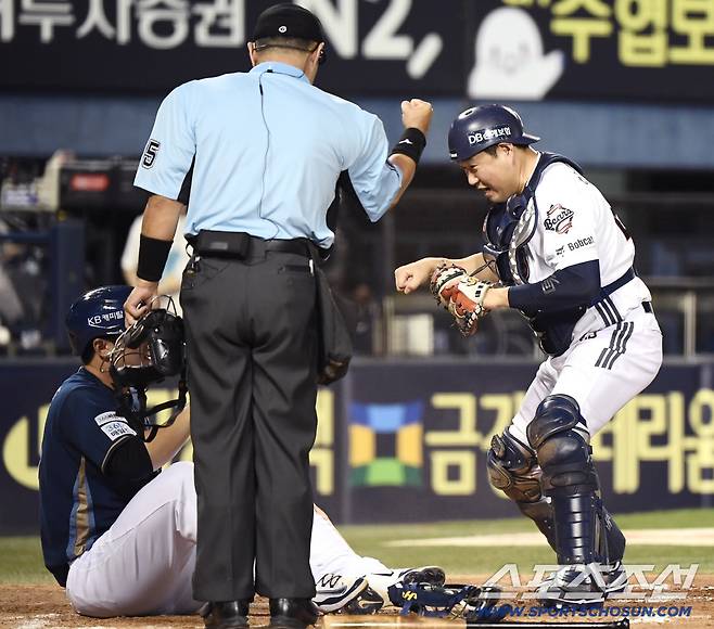 12일 서울 잠실구장에서 열린 NC-두산전. 4회초 2사 1, 2루 박민우의 안타 때 2루주자 김형준이 홈에서 양의지에게 태그아웃됐다. 양의지가 김형준을 향해 장난을 치고 있다. 잠실=정재근 기자 cjg@sportschosun.com/2025.8.12/