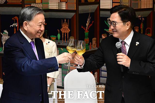 우원식 국회의장(오른쪽)이 12일 오후 서울 여의도 국회 사랑재에서 또 럼 베트남 당서기장(왼쪽)과 만찬을 가지며 축배를 들고 있다. /국회=남윤호 기자