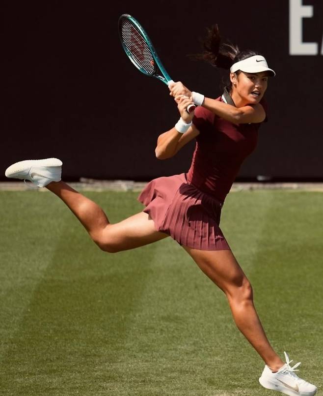 엠마 라두카누의 폭발적인 양손 백핸드스트로크. 사진/라두카누 인스타그램