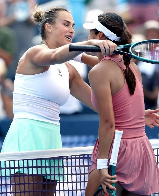11일 신시내티 WTA 1000 단식 32강전 뒤 승리한 아리나 사발렌카(왼쪽)가 엠마 라두카누를 격려해주고 있다. 사진/WTA 투어