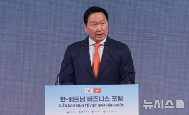 최태원 대한상공회의소 회장이 12일 서울 중구 롯데호텔에서 열린 한-베트남 비즈니스 포럼에서 개회사를 하고 있다. (사진=뉴시스)