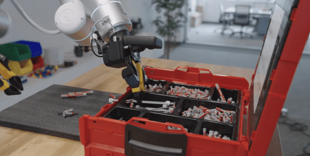 미국 제너럴리스트AI가 연구 중인 양팔 로봇 자율조작 기능 시연 (사진=제너럴리스트)