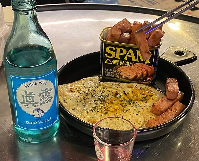 이날은 철거 현장이었다. 먼지 많이 마신 날엔 소주를 마셔줘야 한다고 배웠다. /류호정 페이스북