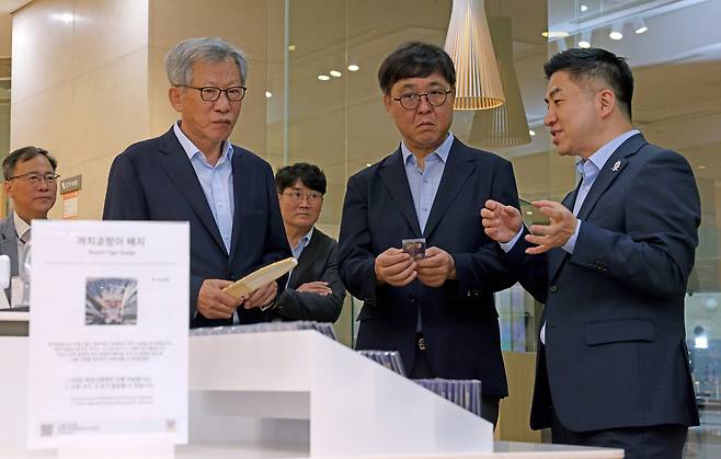 On Aug. 3, 2025, Minister of Culture, Sports and Tourism Choi Hwi-young (center) visited the National Museum of Korea, emphasizing the museum’s role as a “strategic hub” in the growth of K-culture. To his left is Yoo Hong-jun, director of the National Museum of Korea./News1