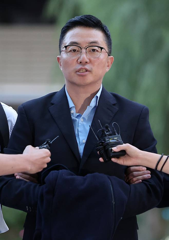 김건희 여사 일가의 '집사'로 알려진 김예성 씨가 12일 서울 종로구에 마련된 김건희 특검팀(특별검사 민중기) 사무실로 조사를 받기 위해 출석하며 입장을 밝히고 있다./뉴스1