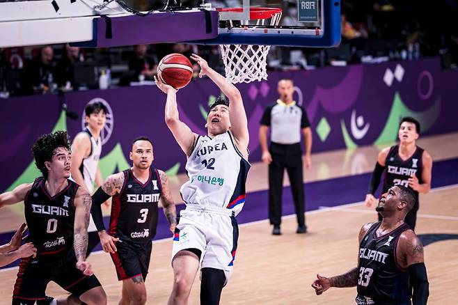 한국 남자 농구 국가대표 문정현이 2일(한국 시각) 사우디아라비아 제다에서 열린 8강 결정전 괌과의 경기에서 슛을 성공시키고 있다. /FIBA