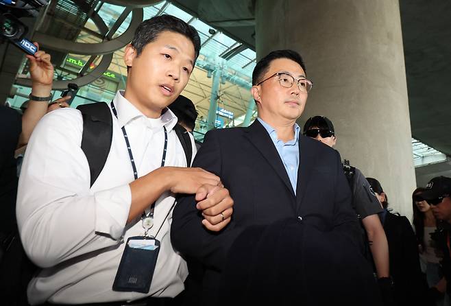 김건희 여사 일가의 측근으로 알려진 김예성 씨가 12일 인천국제공항을 통해 입국하고 있다. 윤석열 전 대통령이 파면된 지난 4월 급작스럽게 베트남으로 출국한 이후 약 4개월 만이다. 김 여사 관련 의혹을 수사하는 김건희 특검은 공항에서 곧바로 김씨를 체포해 조사실로 데려올 방침이다. /뉴스1