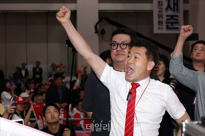 국민의힘에 입당한 것으로 알려진 극우 성향 유튜버 전한길 씨가 지난 8일 오후 대구 북구 엑스코 컨벤션홀에서 열린 국민의힘 8·22 전당대회 대구·경북 합동연설회에서 '배신자'라고 구호를 외치고 있다. ⓒ데일리안 홍금표 기자