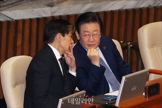 이재명 더불어민주당 당시 대표와 조국 조국혁신당 당시 대표가 지난해 11월 28일 오후 열린 국회 본회의에서 대화를 하고 있다. ⓒ데일리안 홍금표 기자