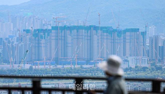 서울 남산타워 전망대에서 바라본 건설현장 모습.ⓒ뉴시스