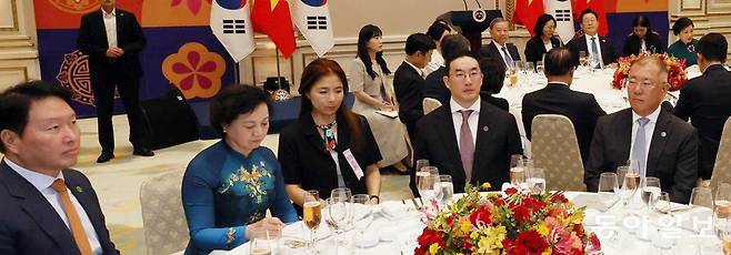 11일 청와대 영빈관에서 열린 한·베트남 공식 만찬에 재계 회장들이 참석해 있다. 왼쪽부터 최태원 SK그룹 회장 겸 대한상공회의소 회장, 팜티타인짜 베트남 내무부 장관과 통역원, 구광모 LG그룹 회장, 정의선 현대자동차그룹 회장. 송은석 기자 silverstone@donga.com