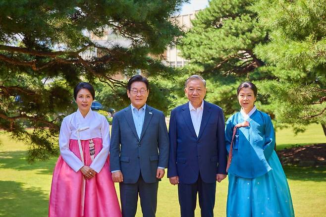 이재명 대통령과 김혜경 여사가 12일 청와대 상춘재에서 국빈방한 중인 또 럼 베트남 당서기장과 응오 프엉 리 여사와 함께 기념촬영을 하고 있다. 2025.08.12. 대통령실 제공