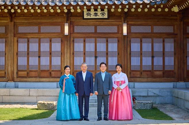 이재명 대통령과 김혜경 여사가 12일 청와대 상춘재에서 국빈방한 중인 또 럼 베트남 당서기장과 응오 프엉 리 여사와 함께 기념촬영을 하고 있다. 2025.08.12. 대통령실 제공