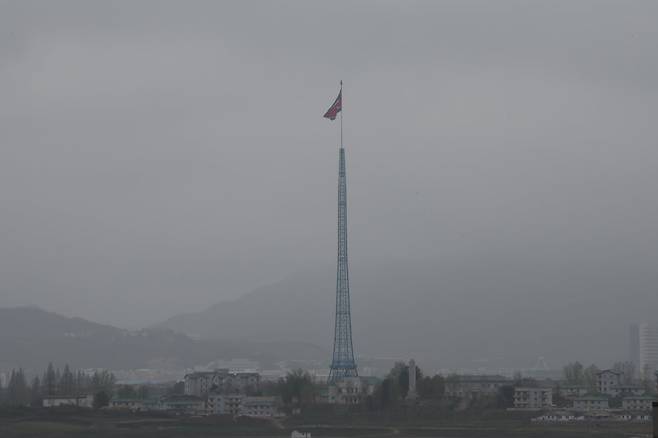 경기도 파주 판문점에서 바라본 북한 황해북도 기정동 마을. 2024.4.16.  뉴시스