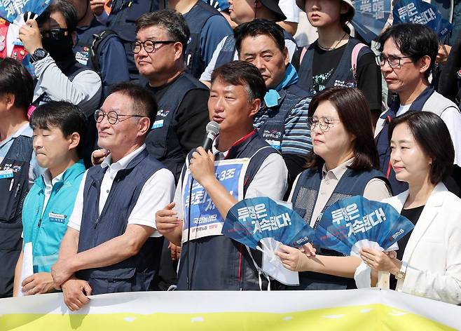 양경수 민주노총 위원장이 28일 오전 서울 여의도 국회 본청 계단 앞에서 열린 노조법 2·3조 개정안 후퇴 저지 및 신속 통과 촉구 기자회견에서 발언하고 있다. 2025.07.28. 뉴시스