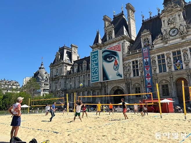 7일(현지 시간) 프랑스 파리 시민들이 시청 앞에서 비치발리볼을 즐기고 있다. 파리=유근형 특파원 noel@donga.com