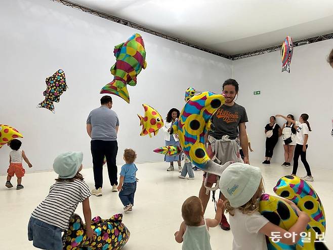 7일(현지 시간) 프랑스 파리의 대표 전시공간 ‘그랑팔레’에서 물고기를 주제로 한 체험 활동을 즐기는 시민들. 파리=유근형 특파원 noel@donga.com