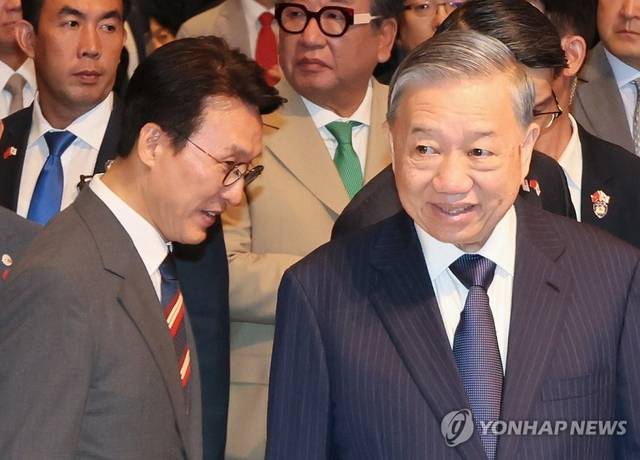 김민석 국무총리(왼쪽)와 또 럼 베트남 공산당 서기장이 12일 서울 중구 롯데호텔에서 열린 한-베트남 비즈니스 포럼에 참석하고 있다. [연합뉴스]