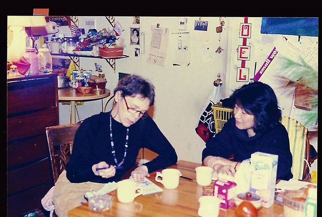 그룹 ‘레드스타킹’의 캐시 세라차일드와 유숙열.