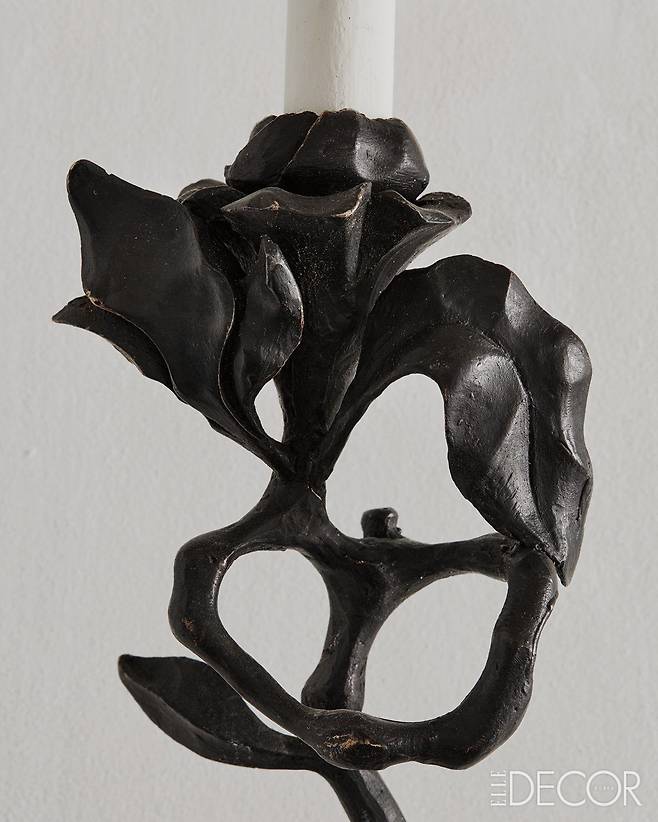 중세 시대 식물 패턴을 입은 캔들은 ‘라이터 댄 에어(Lighter Than Air)’.