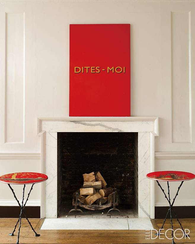 붉은색 래커 처리한 상판과 청동 다리가 결합된 ‘에버 프레젠트(Ever present)’ 테이블.