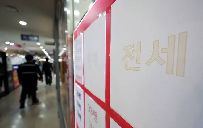 서울 시내 한 공인중개사사무소 매물 정보 게시판이 비어 있는 모습. 뉴시스