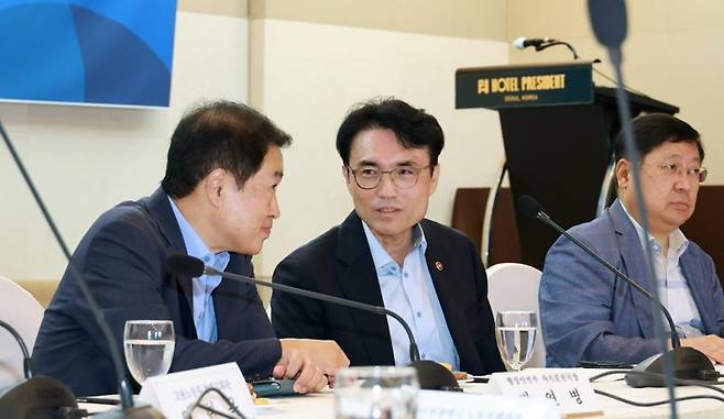 권창준 고용노동부 차관(왼쪽 두번째)이 12일 서울 중구 프레지던트호텔에서 열린 '중앙-지방자치단체 노동현안 간담회'에서 참석자들과 대화를 나누고 있다. 고용노동부 제공