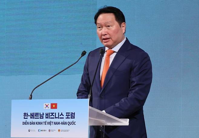 최태원 대한상의 회장이 12일 서울 중구 롯데호텔에서 열린 한-베트남 비즈니스 포럼에서 개회사를 하고 있다. 연합뉴스