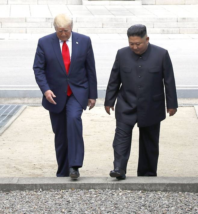 도널드 트럼프 미국 대통령과 김정은 북한 국무위원장이 지난 2019년 6월 30일 판문점 공동경비구역(JSA) 군사분계선을 넘어 북측으로 갔다 다시 남측으로 넘어오고 있다. 뉴시스