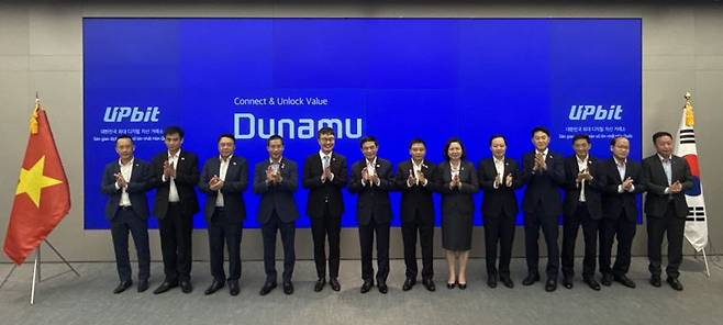 베트남 국방부 및 재무부 장관과 은행 관계자 등이 12일 서울 업비트 라운지를 방문해 가상자산 거래소 시스템을 시찰한 후, 기념촬영을 하고 있다. 두나무 제공