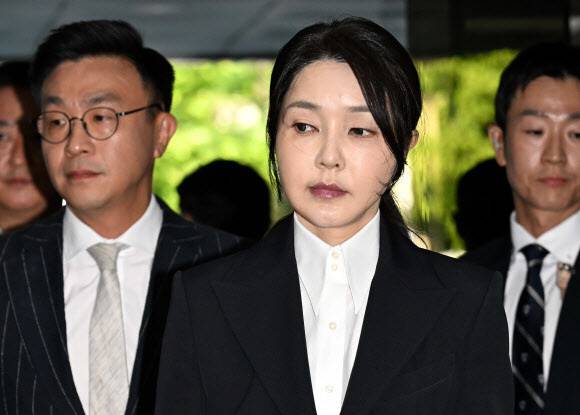 자본시장과 금융투자업에 관한 법률 위반, 정치자금법 위반, 특정범죄 가중처벌 등에 관한 법률 위반(알선수재) 등 혐의를 받는 윤석열 전 대통령 부인 김건희 여사가 12일 오전 서울 서초구 서울중앙지법에서 열린 구속 전 피의자 심문(영장실질심사)에 출석하고 있다. 사진공동취재단