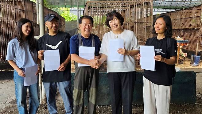 시민단체 활동가들이 사육곰 농장주와 매입 계약을 맺은 뒤 기념사진을 찍고 있다. 왼쪽부터 이형주 어웨어 대표, 최태규 곰 보금자리 프로젝트 대표, 연천 사육곰 농장주 조호용씨, 조희경 동물자유연대 대표, 이다솜 녹색연합 자연생태팀장. 동물자유연대 제공