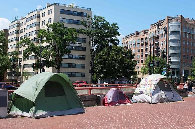 11일 미국 워싱턴 길가에 텐트들이 보인다. 트럼프 대통령은 모든 노숙자들에게 도시를 떠나라고 명령했으며, 노숙자 텐트 철거를 비롯해 도시 치안 단속을 위해 연방수사국(FBI)을 비롯한 연방요원과 주방위군을 배치하겠다고 밝혔다. AFP연합뉴스