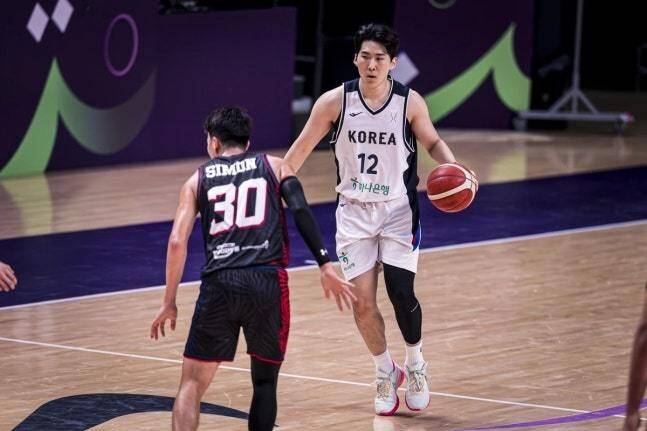 문정현이 12일(한국시각) 사우디아라비아에서 열린 2025 국제농구연맹(FIBA) 아시아컵 8강 결정전 괌과의 대결에서 공을 갖고 돌파를 시도하고 있다. 국제농구연맹 누리집 갈무리