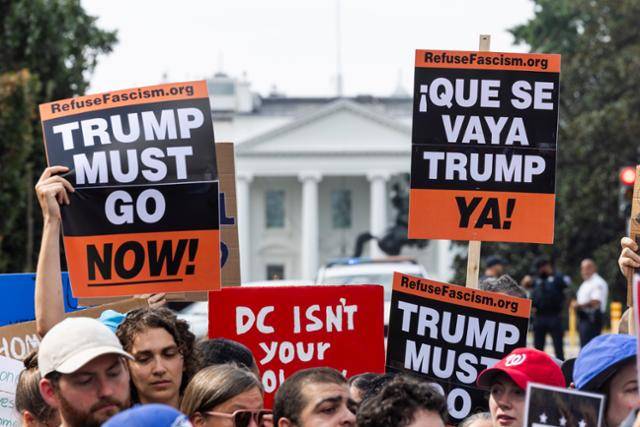 도널드 트럼프 미국 대통령이 11일 수도 워싱턴의 경찰국을 연방이 직접 통제하고 군을 배치하겠다고 밝힌 가운데, 백악관 인근에 모인 시위대가 이에 반대하고 있다. 워싱턴=EPA 연합뉴스
