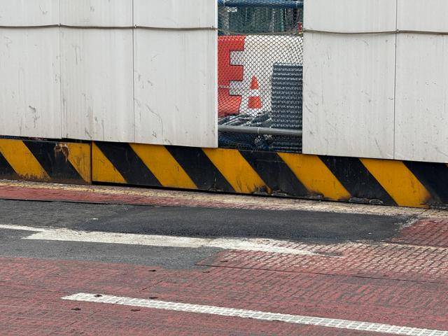 지난달 27일 서울 동대문구에서 고온으로 발생한 싱크홀 부위가 새로 포장돼 있다. 허유정 기자