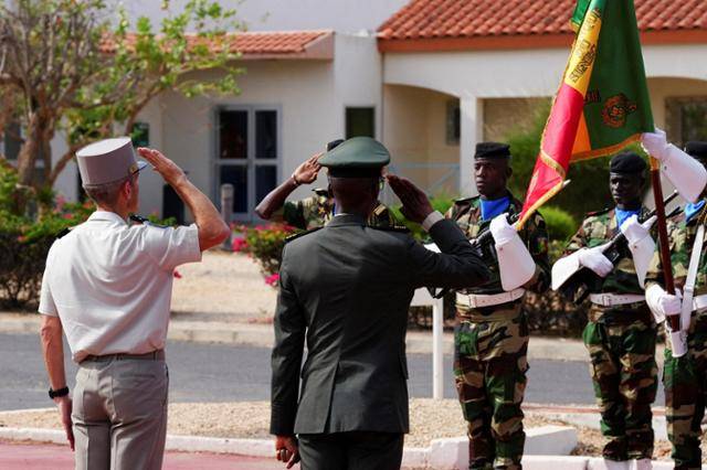 아프리카 주둔 프랑스군 사령관 파스칼 이아니 장군이 2025년 7월 17일 세네갈 다카르 지역의 프랑스 군사 캠프인 와캄에서 열린 마지막 주요 프랑스 군사 시설이 세네갈 당국에 인계되는 기념식에 참석하고 있다. 로이터=연합뉴스